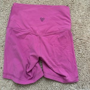 Aritzia TnaButter Cheeky Hi-rise 5” short